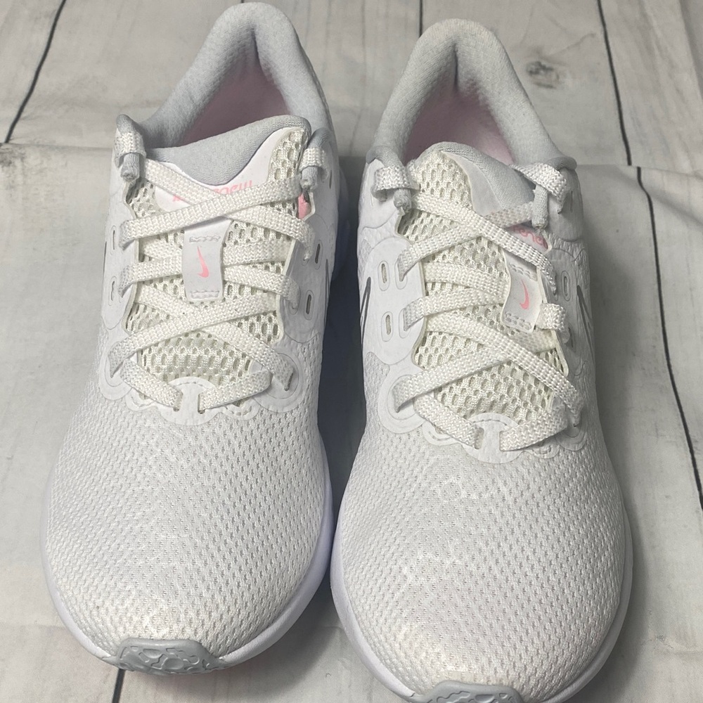 Nike Renew Women’s Running Shoes White/Silver with Pink Sole Size 8.5 NWOT - Picture 3 of 11
